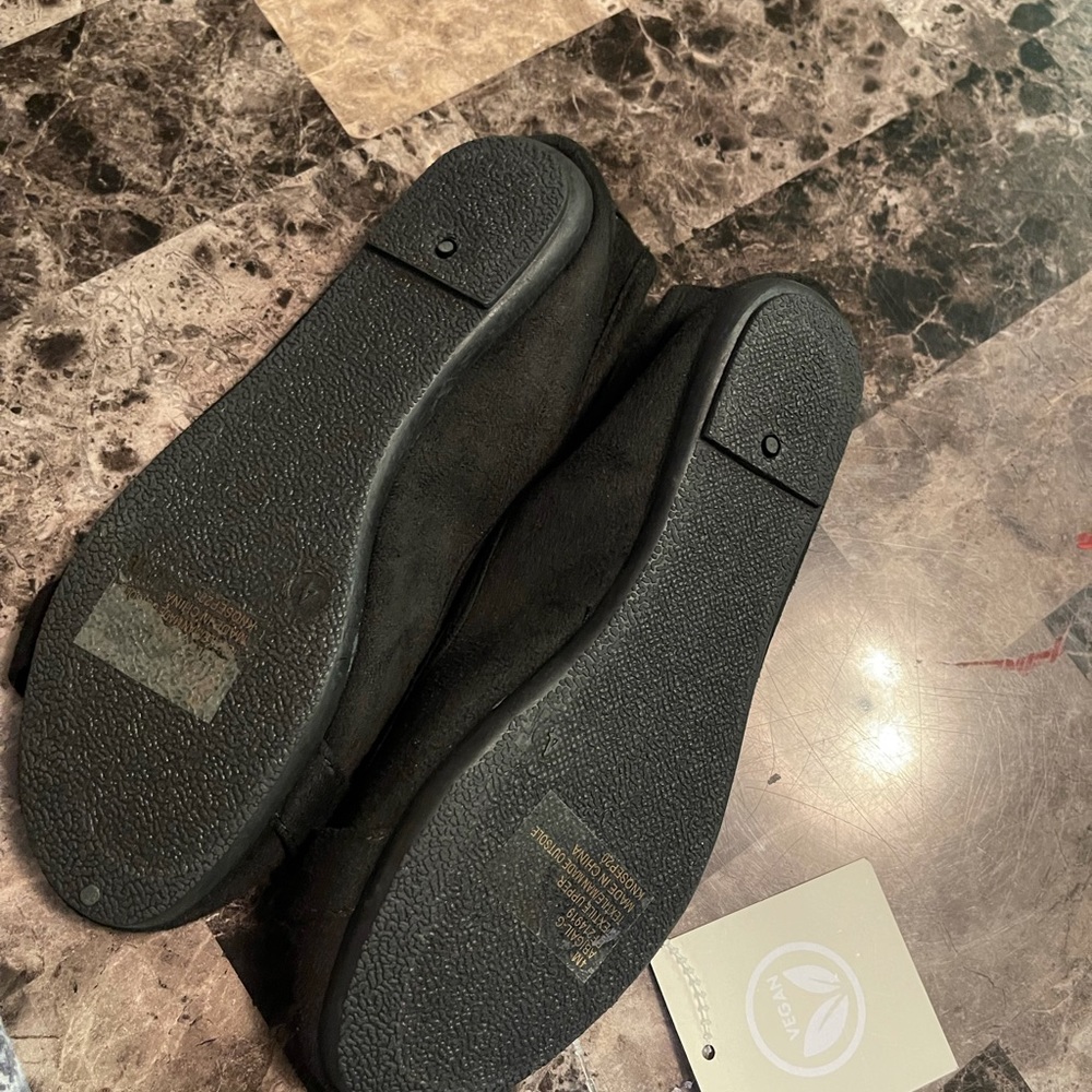 Brand New. Black women flats. Size 4 women. Daisy Fuentes brand - Picture 4 of 4